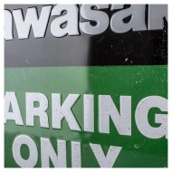 Πινακίδα μεγάλη με λογότυπο Kawasaki Parking only